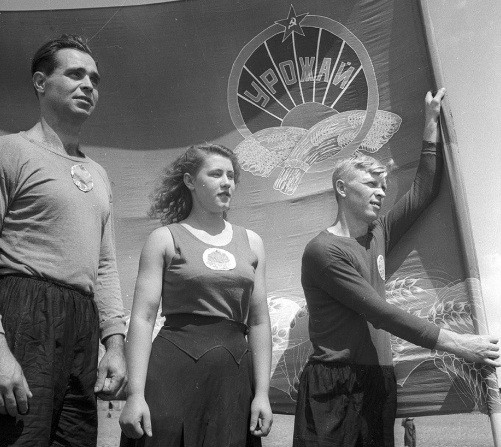 Thanh niên Liên Xô tham gia một sự kiện thể thao.