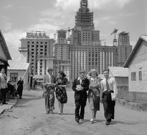Đại học Tổng hợp Moscow trong quá trình xây dựng năm 1951.