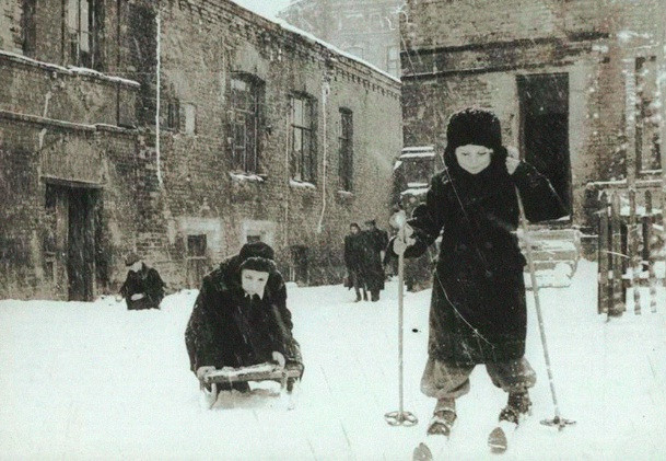 Trẻ em Liên Xô chơi đua vui vẻ với các trò chơi thú vị trên tuyết như trượt tuyết, đi xe trượt tuyết...