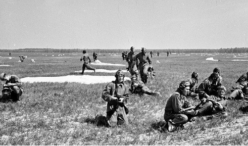 Một nhóm lính nhảy dù người Liên Xô tham gia khóa huấn luyện năm 1951.