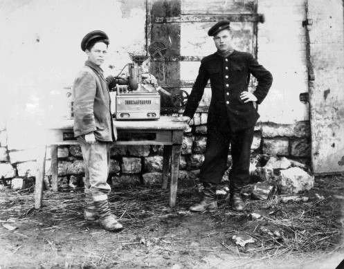 Hai thanh niên chuẩn bị máy móc, thiết bị cho một buổi chiếu phim.