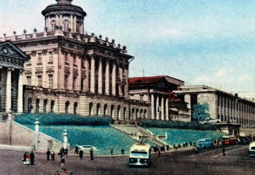 Người dân tham gia nhiều hoạt động náo nhiệt trên một con phố ở Liên Xô năm 1951.