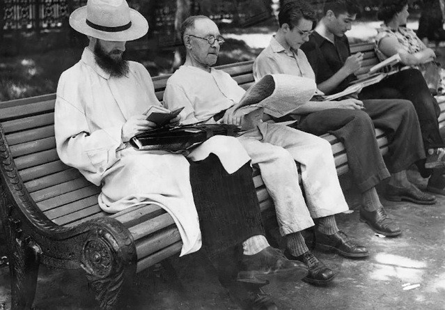 Một nhóm người dân Liên Xô ngồi đọc sách, báo trên một băng ghế dài ở thủ đô Moscow năm 1951.