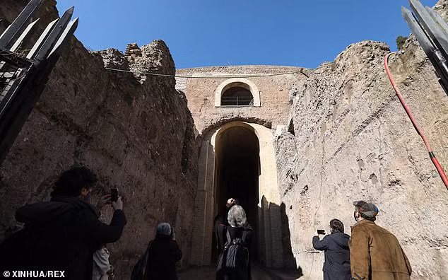 Hoàng đế Augustus trị vì đế chế La Mã từ năm 27 TCN đến năm 14. Ông được các sử gia đánh giá là hoàng đế có công lớn nhất biến Rome thành một thành phố giàu có và có sức ảnh hưởng lớn đến thế giới.