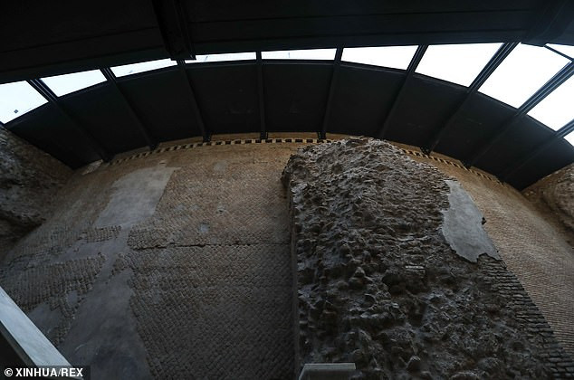 Sau khi đế chế La Mã sụp đổ, lăng mộ của hoàng đế Augustus trải qua nhiều thay đổi. Từng có thời điểm nơi này được sử dụng như lâu đài, vườn treo, đài vòng để đấu bò và bắn pháo hoa.