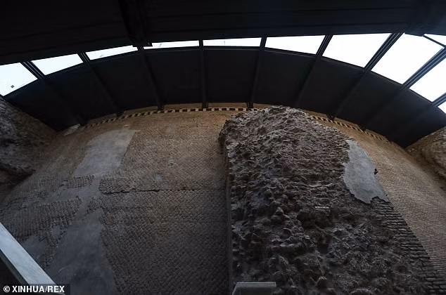 Sau khi đế chế La Mã sụp đổ, lăng mộ của hoàng đế Augustus trải qua nhiều thay đổi. Từng có thời điểm nơi này được sử dụng như lâu đài, vườn treo, đài vòng để đấu bò và bắn pháo hoa.