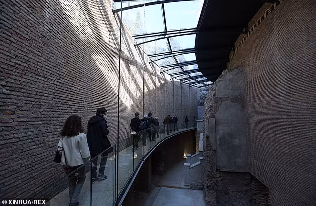 Lăng mộ của hoàng đế Augustus là lăng mộ hình trụ lớn nhất trên thế giới. Do vậy, nơi an nghỉ của hoàng đế Augustus trở thành một trong những công trình tráng lệ nhất thành phố Rome trong suốt nhiều thế kỷ.