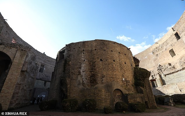 Kể từ ngày 1/3, lăng mộ của Augustus - hoàng đế La Mã đầu tiên trong lịch sử mở cửa đón khách trở lại sau 3 năm trùng tu. Chi phí cho dự án trùng tu là 12,25 triệu USD. Số tiền này do thành phố Rome, Bộ Văn hóa Italy và công ty điện thoại TIM tài trợ.