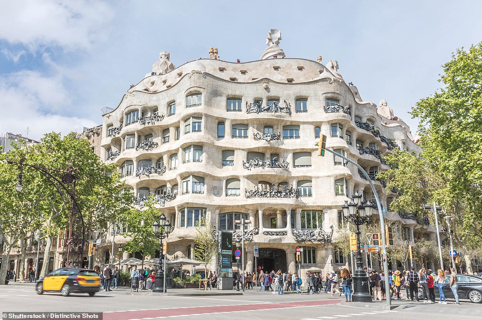 Tòa nhà Casa Mila ở Tây Ban Nha nổi tiếng với kiến trúc độc đáo. Mặt tiền của công trình có những ban công được thiết kế uốn lượn cân xứng. Năm 1984, tòa nhà được UNESCO công nhận là Di sản Thế giới.