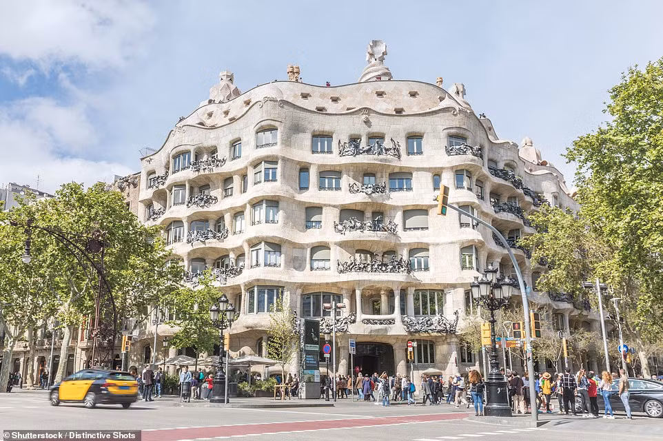 Tòa nhà Casa Mila ở Tây Ban Nha nổi tiếng với kiến trúc độc đáo. Mặt tiền của công trình có những ban công được thiết kế uốn lượn cân xứng. Năm 1984, tòa nhà được UNESCO công nhận là Di sản Thế giới.