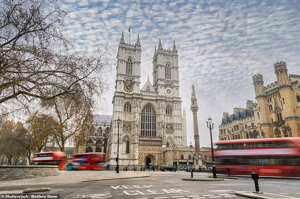 Nằm ở London, tu viện Westminster nổi tiếng nước Anh được xây dựng theo phong cách Gothic. Đây là nơi diễn ra các lễ đăng quang của Vua hoặc Nữ hoàng Anh trong hàng trăm năm qua.