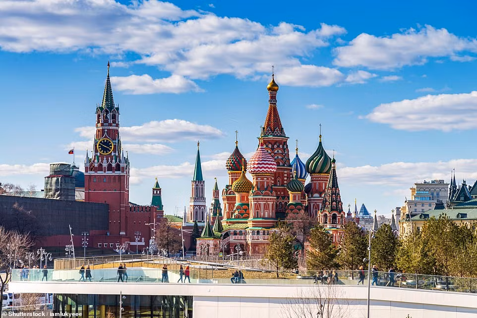 Nhà thờ St Basil ở Quảng trường Đỏ, Moscow, Nga là địa điểm du lịch nổi tiếng thế giới. Được xây dựng vào năm 1561 theo lệnh của Sa hoàng Ivan IV Vasilyevich, công trình này trở thành một biểu tượng của nước Nga trong suốt nhiều thập kỷ qua.