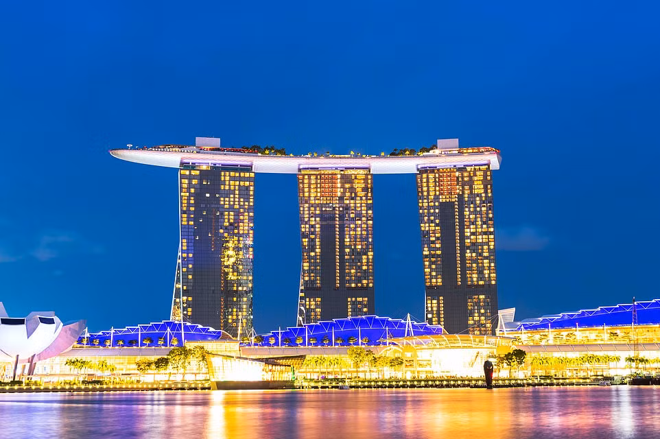 Nằm bên bờ vịnh Marina của Singapore, Marina Bay Sands là khu nghỉ dưỡng tổng hợp lớn nhất và cao cấp nhất châu Á. Đây là khu tổ hợp kinh doanh, nghỉ dưỡng và giải trí được xây dựng trên diện tích 15,5 hécta. Nơi đây làm mê đắm du khách bởi thiết kế độc đáo cùng nhiều hạng mục vui chơi, giải trí.