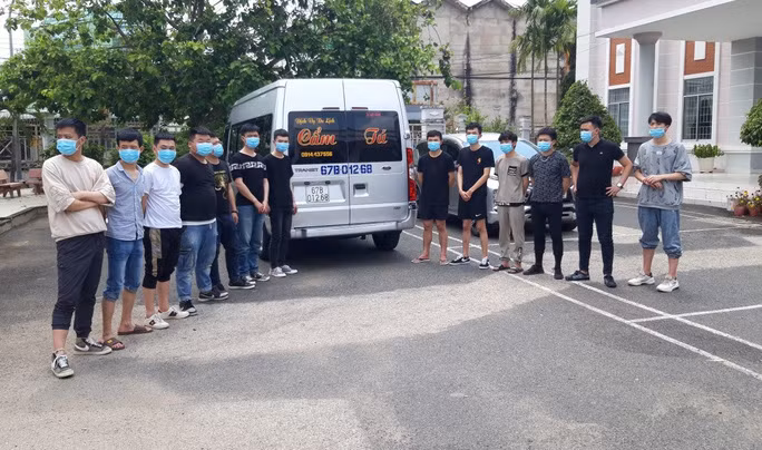 Tam giu ke lien quan duong day dua nguoi Trung Quoc xuat nhap canh trai phep-Hinh-2