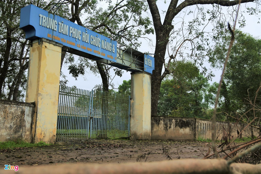 Cổng vào trung tâm khóa kín. Ảnh: P.T.