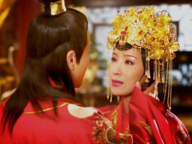 Vì vậy, thái hậu đồng ý phế truất Lưu Hạ và giáng ông xuống làm Hải Hôn hầu. Kế đến, Lưu Tuân - cháu trai khác của Hán Vũ Đế - đăng cơ lên ngôi vua. Ông hoàng này được gọi là Hán Tuyên Đế.