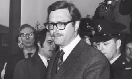 Băng cướp do Reynolds cầm đầu nhận lên kế hoạch cho vụ cướp tàu sau khi có tin báo của một nhân viên bưu chính mang bí danh Ulsterman. Người này cung cấp thông tin chi tiết về hành trình của đoàn tàu Bưu chính Hoàng gia chở lượng lớn tiền mặt.