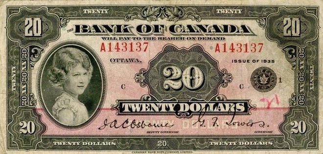 8 tuổi, khi còn là công chúa, Nữ hoàng Elizabeth II đã xuất hiện trên tờ 20 CAD của Canada. Đồng tiền đặc biệt này xuất hiện lần đầu tiên vào năm 1935 và ngừng phát hành vào 2 năm sau đó. Hiện, tờ 20 CAD in chân dung của Nữ hoàng Anh năm 85 tuổi. Ảnh: Quora.