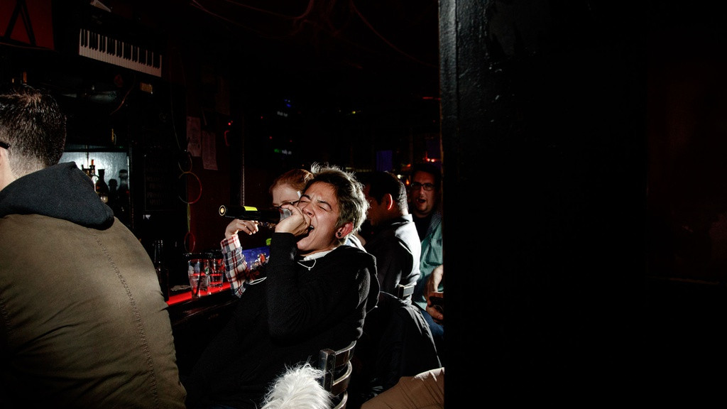 Dần dần, các chủ quán bar, club và nhà hàng nhận ra đây là thị trường tiềm năng. Họ đặt máy karaoke trong quán để thu hút khách hàng, góp phần đẩy mạnh cơn sốt karaoke trên toàn Nhật Bản. Karaoke sau đó nhanh chóng phát triển sang các thị trường châu Á, Mỹ và châu Âu.