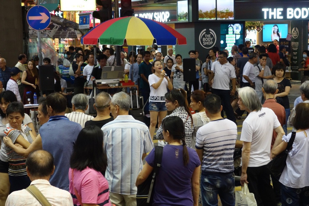 Thống đốc tỉnh Cavite của Philippines, ông Jonvic Remulla còn kêu gọi người dân báo cáo những trường hợp hát karaoke gây ồn ào với chính quyền nhằm "giúp chống lại virus corona". Ông Jonvic cho rằng hát karaoke khiến người dân không có giấc ngủ ngon buổi tối, dẫn đến suy giảm hệ miễn dịch trước sự xâm nhập của virus.