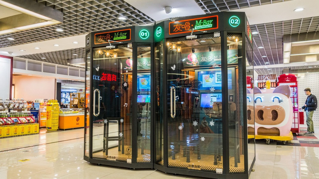 Nhà ở Nhật đa số làm bằng gỗ và xây gần nhau khiến người dân e ngại hát karaoke có thể làm phiền người khác. Nắm bắt tâm lý đó, các công ty tại đây tạo ra hộp karaoke khép kín, cách âm để mọi người tận hưởng đam mê mà không làm phiền người khác.