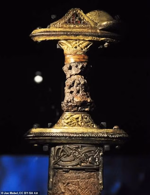 Hai mộ thuyền này khiến giới chuyên gia đặc biệt quan tâm bởi 2 bộ hài cốt nam giới được đặt trên nhiều loại lông của các động vật gồm: gà gô, vịt, chiêm sẻ, quạ, cú, đại bàng.