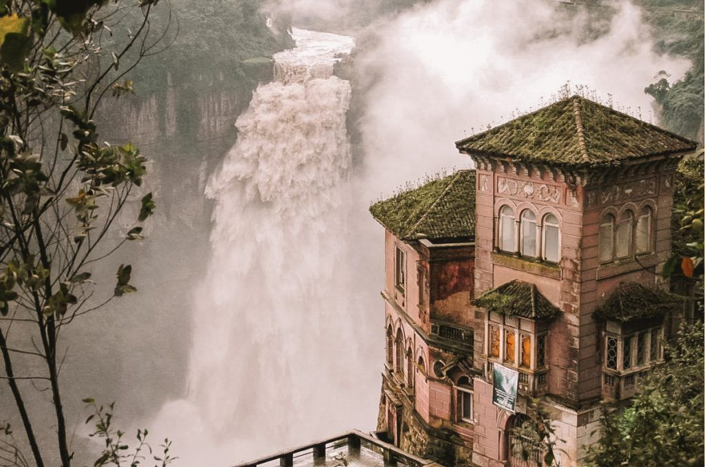 Nguyên do là bởi khách sạn Hotel del Salto nằm gần thác nước Salto del Tequendama hùng vĩ. Thêm nữa, công trình xây dựng theo kiến trúc Pháp này nằm ngay sát bờ vực sâu.