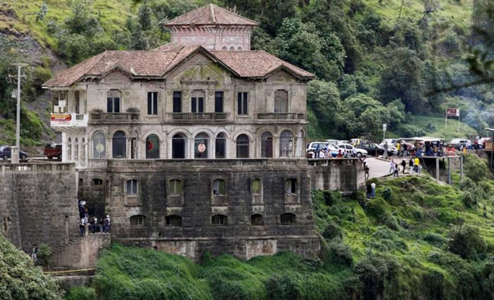 Đến tháng 7/1950, chủ đầu tư tiến hành kế hoạch cải tạo, xây thêm tầng để phục vụ nhu cầu ngày càng tăng của khách hàng.