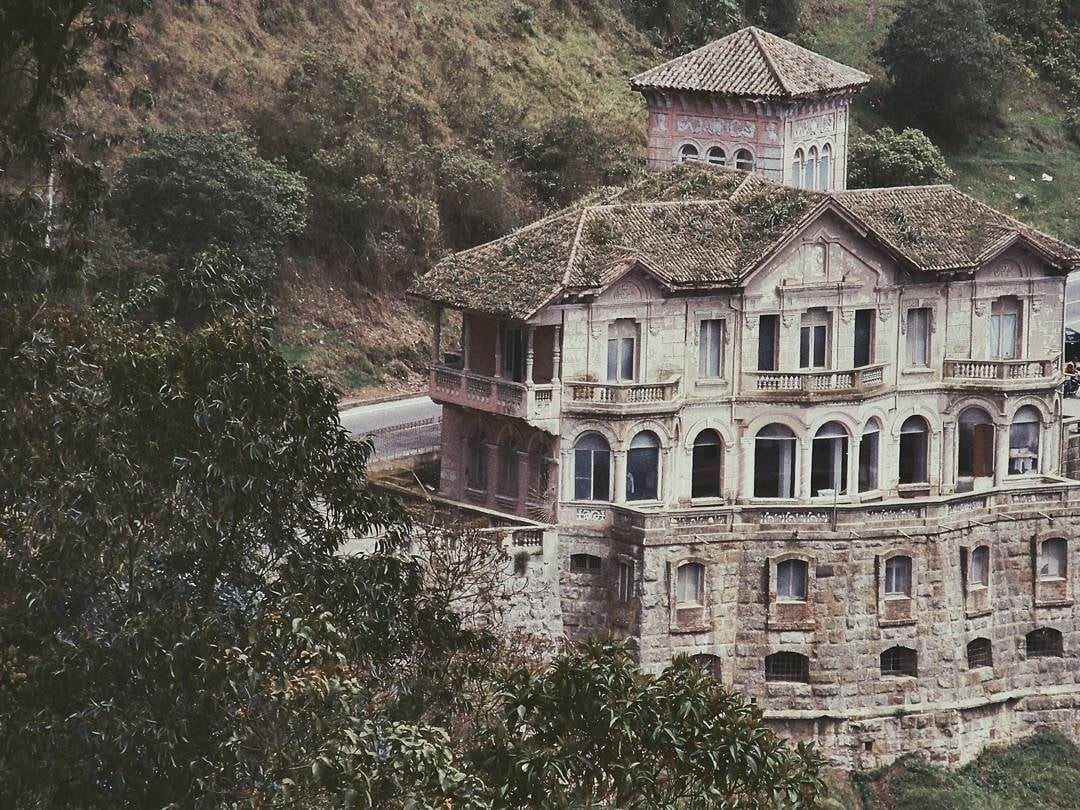 Tuy nhiên, đang trong quá trình thi công, dự án bị dừng lại không rõ lý do. Kể từ đó, công trình này giữ nguyên dáng vẻ đến ngày nay.