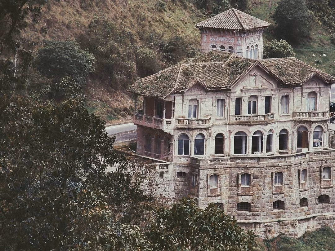 Tuy nhiên, đang trong quá trình thi công, dự án bị dừng lại không rõ lý do. Kể từ đó, công trình này giữ nguyên dáng vẻ đến ngày nay.