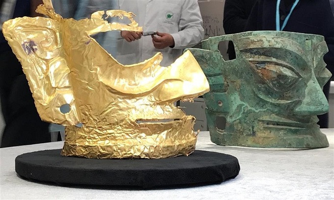 Theo các chuyên gia, mặt nạ vàng được tìm thấy trong một hố đất. Trải qua nhiều thế kỷ, cổ vật này rộng 23 cm, cao 28 cm và nặng khoảng 280 gram.