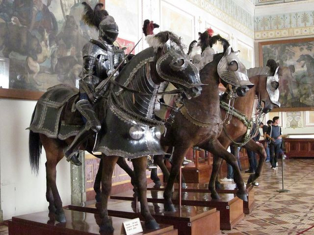 Không chỉ mặc áo giáp khá mất thời gian, việc cởi chúng ra để đi vệ sinh cũng không hề dễ dàng đối với hiệp sĩ. Do đó, hiệp sĩ hạn chế việc ăn uống quá nhiều để không phải đi vệ sinh thường xuyên.