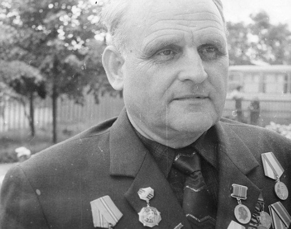 Với những cống hiến cho đất nước, ông được được trao ba Huân chương Sao đỏ vì cống hiến trên mặt trận. Sau khi Thế chiến 2 kết thúc, ông giải ngũ. Năm 2018, ông Leonov qua đời ở tuổi 95.