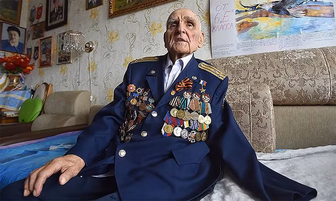 Phi công Leonov cũng vận chuyển binh sĩ bị thương đến bệnh viện và trinh sát hậu phương hoặc vị trí quân Đức. Ông thực hiện tổng cộng 52 nhiệm vụ sau khi mất cánh tay bên trái. Về sau, ông chuyển sang làm kiểm soát không lưu trên mặt đất.