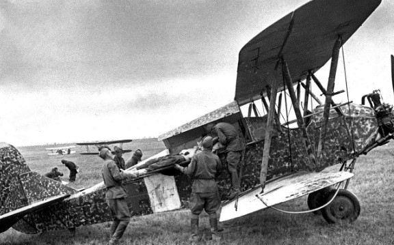 Khi đang trên đường trở về sau chuyến bay trinh sát khu vực diễn ra trận Kursk, phi đội của Leonov bị máy bay Đức quốc xã phát hiện và tấn công. Do gặp bất lợi về quân số và hỏa lực mạnh nên các phi công Liên Xô bị thất thế. Trong số này, tiêm kích La-5 của phi công Leonov lỗ chỗ vết thủng do kẻ thù nã đạn dữ dội.