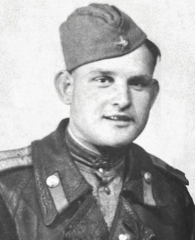 Là một phi công điều khiển tiêm kích, Leonov là một trong số ít người bị thương dẫn đến mất một tay khi làm nhiệm vụ. Dù vậy, ông không đầu hàng số phận khi quyết định quay lại bầu trời và lái máy bay chỉ với 1 cánh tay.