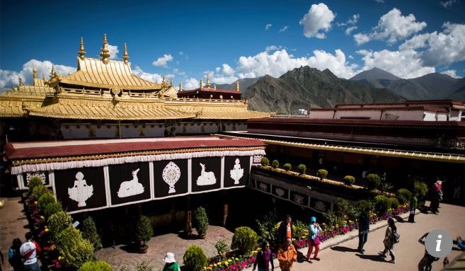 Nằm ở thủ phủ Lhasa, Tây Tạng, Jokhang nổi tiếng thế giới là ngôi chùa linh thiêng với bề dày lịch sử.