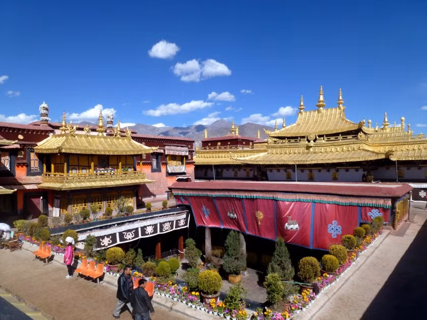 Những sự việc này khiến chùa Jokhang bị hư hại nặng. Giới chức trách phối hợp cùng với nhà chùa nhiều lần tiến hành trùng tu, sửa chữa ngôi chùa.