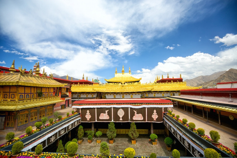 Chùa thiêng Jokhang (hay còn gọi đền Jokhang) được xây dựng vào thế kỷ 7 dưới thời vua Songtsän Gampo. Theo đó, ngôi chùa này có bề dày lịch sử hơn 1.300 năm.