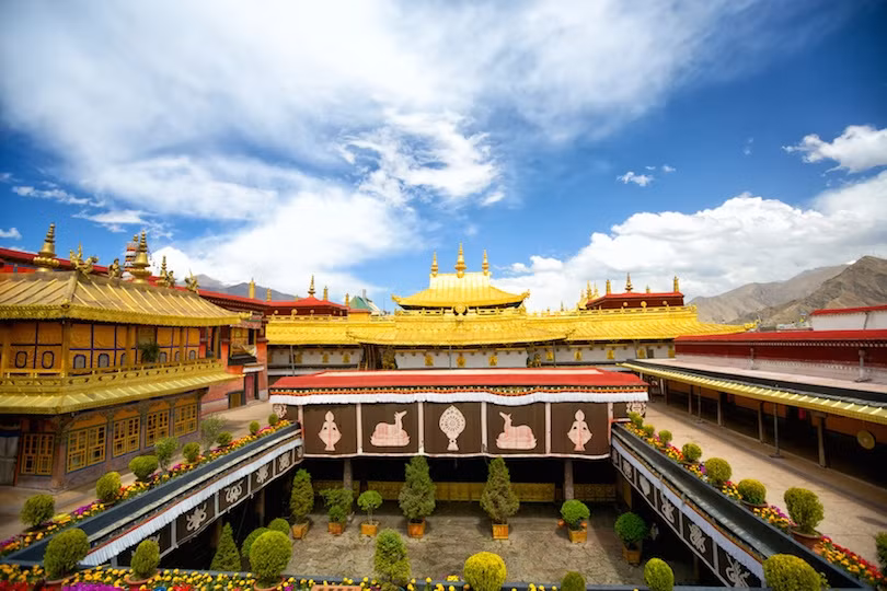 Chùa thiêng Jokhang (hay còn gọi đền Jokhang) được xây dựng vào thế kỷ 7 dưới thời vua Songtsän Gampo. Theo đó, ngôi chùa này có bề dày lịch sử hơn 1.300 năm.