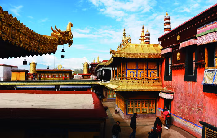 Hơn 1.000 tồn tại, chùa Jokhang trải qua nhiều biến cố thăng trầm như bị đốt phá trong chiến tranh, hỏa hoạn...