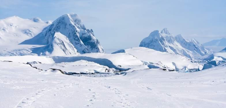 Do qua đời trong những điều kiện khắc nghiệt ở Nam Cực và không được đưa trở về quê nhà mai táng nên linh hồn của họ không thể siêu thoát.