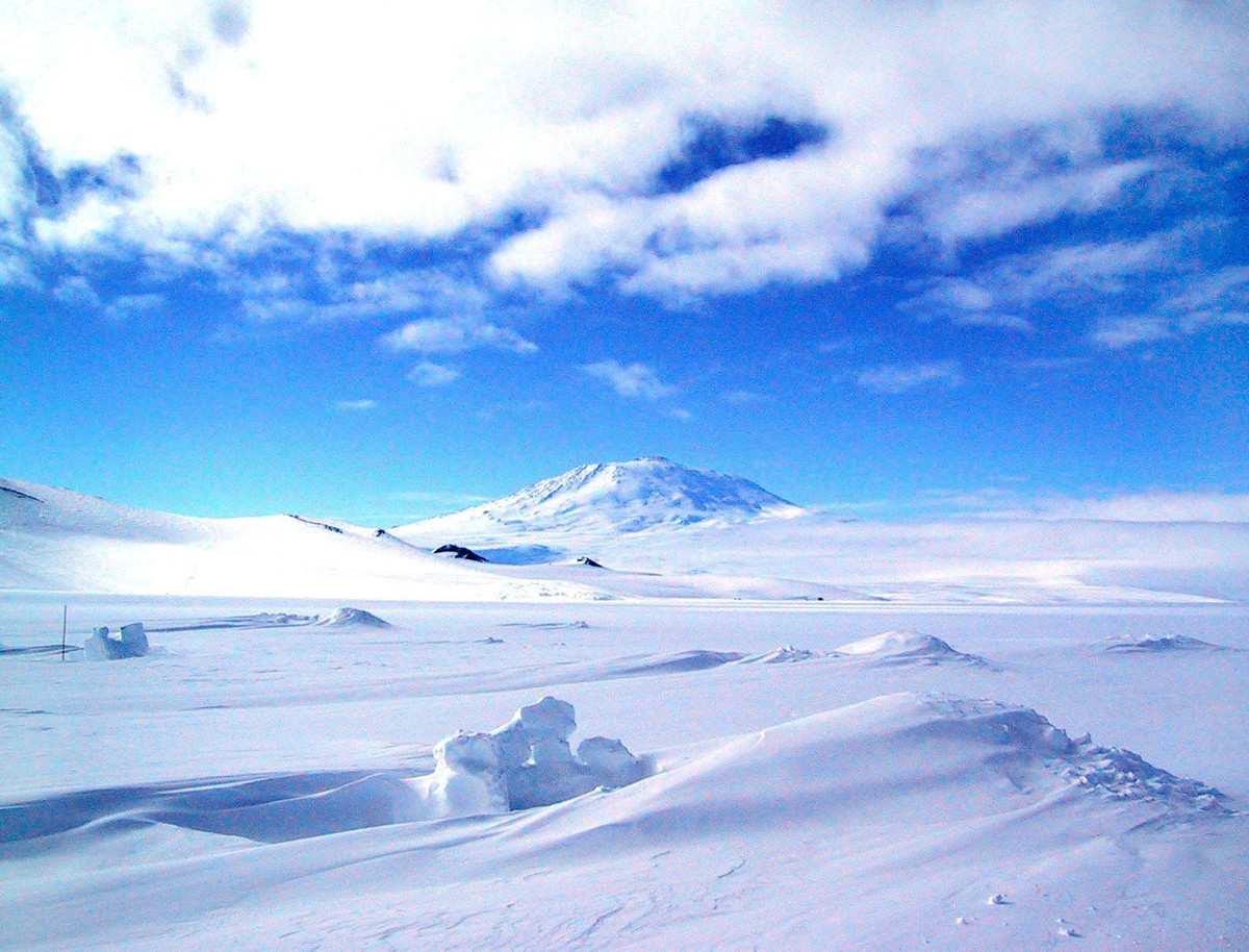 Một truyền thuyết kể rằng, Nam Cực là nơi "trú ngụ" của một số hồn ma. Linh hồn đó thuộc về những người qua đời trong chuyến hành trình đến Nam Cực.