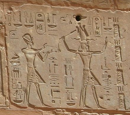 Đến năm 1437 trước Công nguyên, Hatshepsut tự sắc phong cho bản thân trở thành pharaoh. Bà cũng đổi tên gọi từ Hatshepsut sang Hatshepsu. Do vậy, bà trở thành nữ pharaoh đầu tiên trong lịch sử AI Cập.