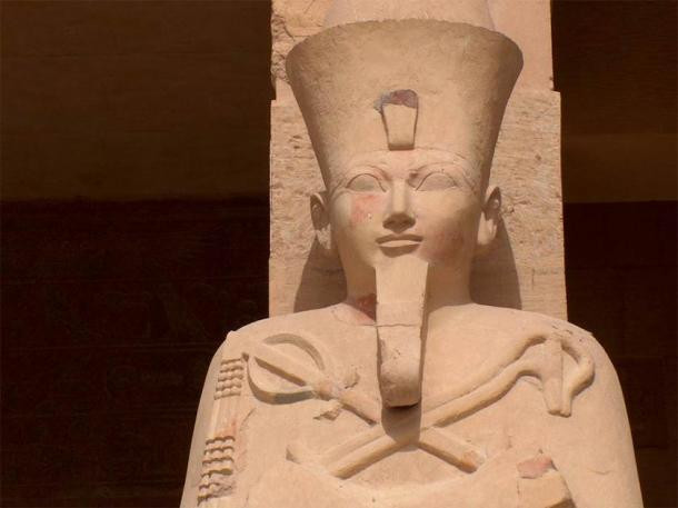 Hatshepsut là con gái lớn của pharaoh Thutmose I và Nữ hoàng Ahmose. Sau khi vua cha băng hà, bà kết hôn với người em cùng cha khác mẹ là Thutmose II. Theo đó, bà trở thành Nữ hoàng của người Ai Cập khi mới 12 tuổi.