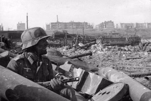 Cuộc vây hãm Stalingrad do trùm phát xít Hitler chỉ đạo khiến Liên Xô tổn thất to lớn về người. Một số nghiên cứu chỉ ra số người dân Liên Xô thiệt mạng trong trận Stalingrad lớn hơn tổng số thương vong của Mỹ và Anh trong Thế chiến 2.