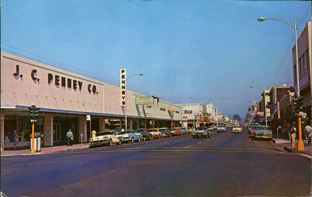 Giao thông nhộn nhịp tại một con phố ở Redding, California.