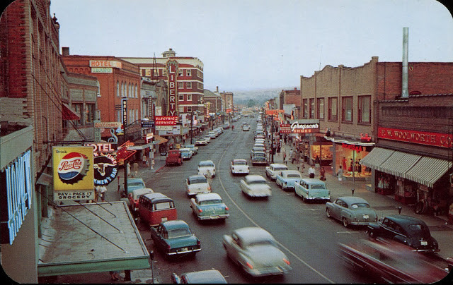 Những ô tô nối đuôi nhau di chuyển qua con phố kinh doanh sầm uất ở Lewiston, Idaho.