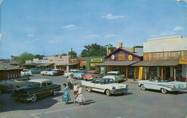 Một nhóm phụ nữ đi mua sắm, dạo phố tại một con đường ở Scottsdale, Arizona.