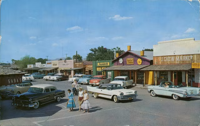 Một nhóm phụ nữ đi mua sắm, dạo phố tại một con đường ở Scottsdale, Arizona.